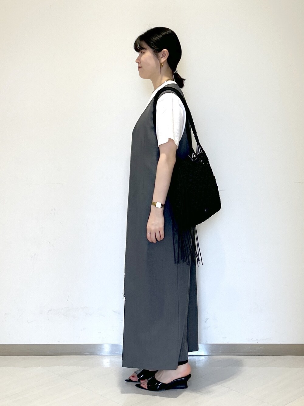 ブラック系のサンダル、ブラック系のスカート、ブラック系のショルダーバッグを着用したレディースの夏コーディネートの3枚目の写真