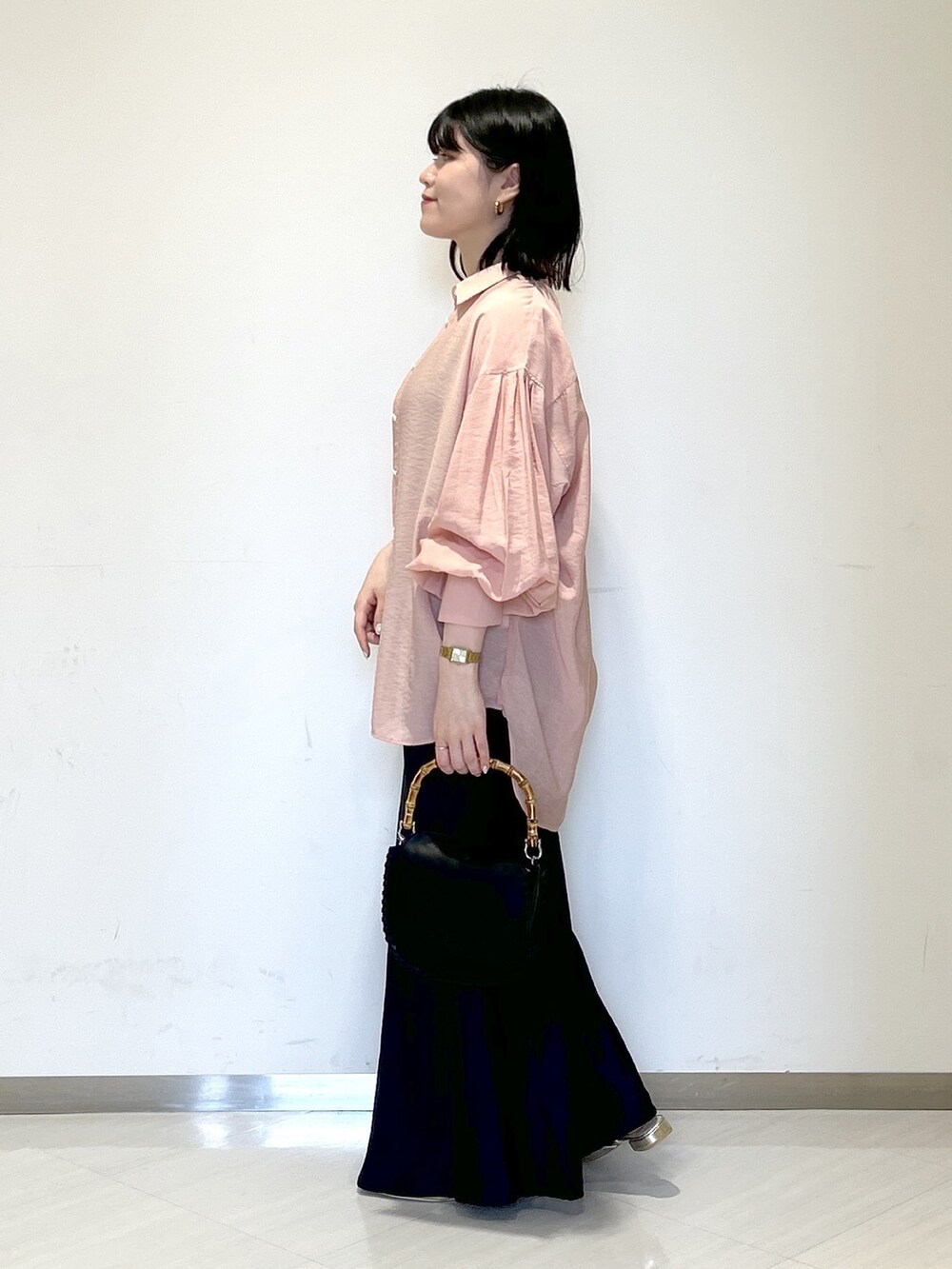 ピンク系のシャツ/ブラウス、ブラック系のタンクトップ、ブラック系のスカートを着用したレディースの夏コーディネートの3枚目の写真