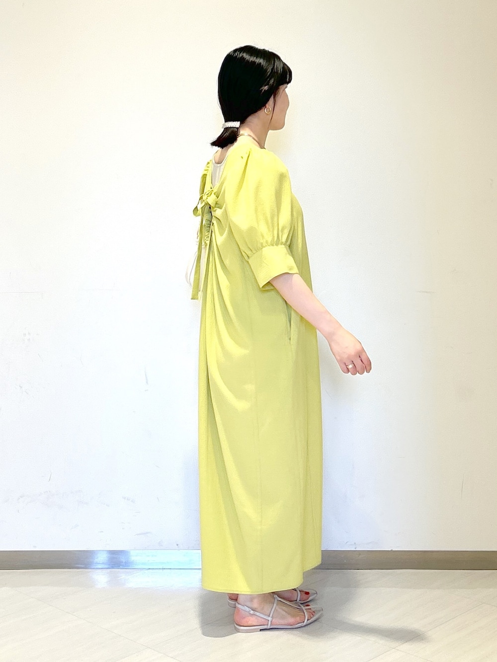「apartby、夏コーデ、デートコーデ、ワンピース、バックシャン、イエロー」｜「A part byのカーブネックカフ（ネックレス、ゴールド系）」を使った、めいさん（レディース・159cm）の夏コーディネートの4枚目の写真