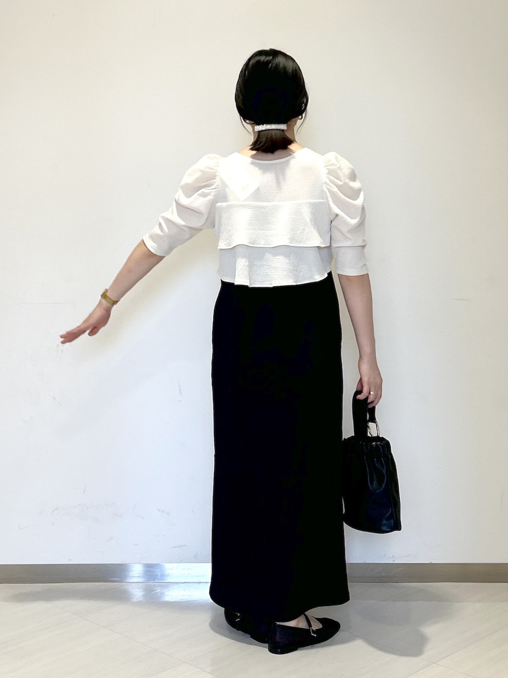 「apartby、e/rm、モノトーン、キレイめ、ワンピース、ドレス、お呼ばれスタイル、結婚式二次会スタイル、パーティースタイル」｜「A part byのカナグツキワンハンドルバッグ（ショルダーバッグ、ブラック系）」を使った、めいさん（レディース・159cm）の夏コーディネートの4枚目の写真