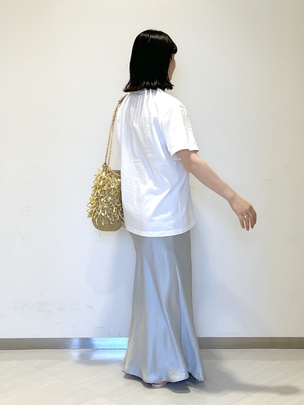 「apartby、夏コーデ、きれいめカジュアル、オトナカジュアル、Tシャツ、ミッキーT、ナロースカート、女子会」｜「A part byのペーパーフリンジバッグ（トートバッグ、ベージュ系）」を使った、めいさん（レディース・159cm）の夏コーディネートの4枚目の写真