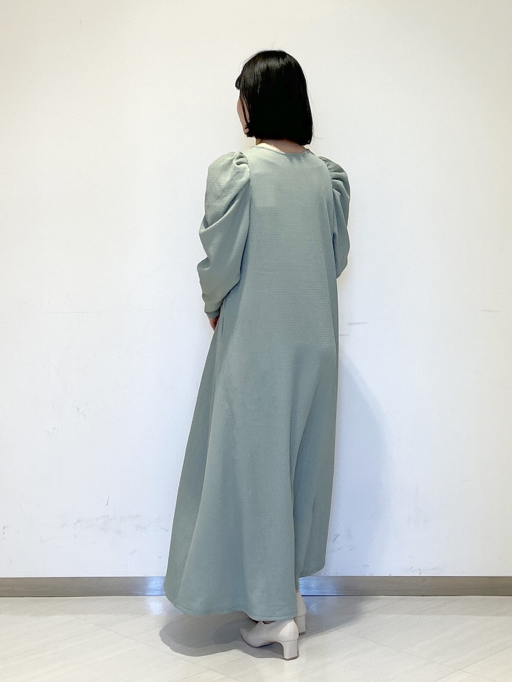 「apartby、apartbylowrys、結婚式、結婚式二次会スタイル、結婚式 ワンピース、ワンピース、春コーデ」｜「e/rmの【e/rm】ボリュームスリーブドレス（シャツワンピース、グリーン系）」を使った、めいさん（レディース・159cm）の春コーディネートの2枚目の写真