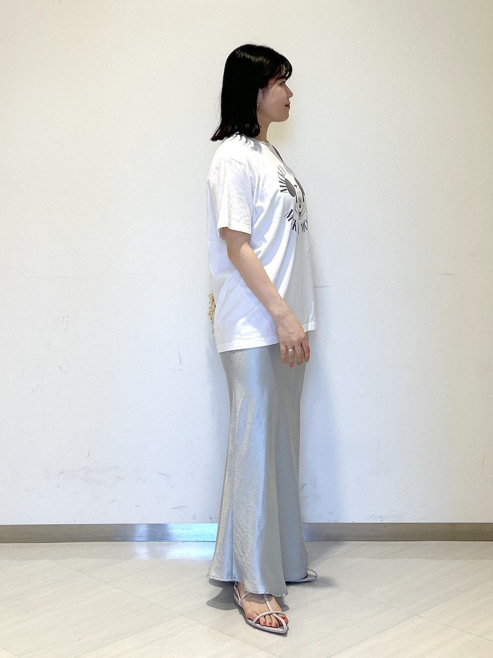 「apartby、夏コーデ、きれいめカジュアル、オトナカジュアル、Tシャツ、ミッキーT、ナロースカート、女子会」｜「A part byのペーパーフリンジバッグ（トートバッグ、ベージュ系）」を使った、めいさん（レディース・159cm）の夏コーディネートの5枚目の写真
