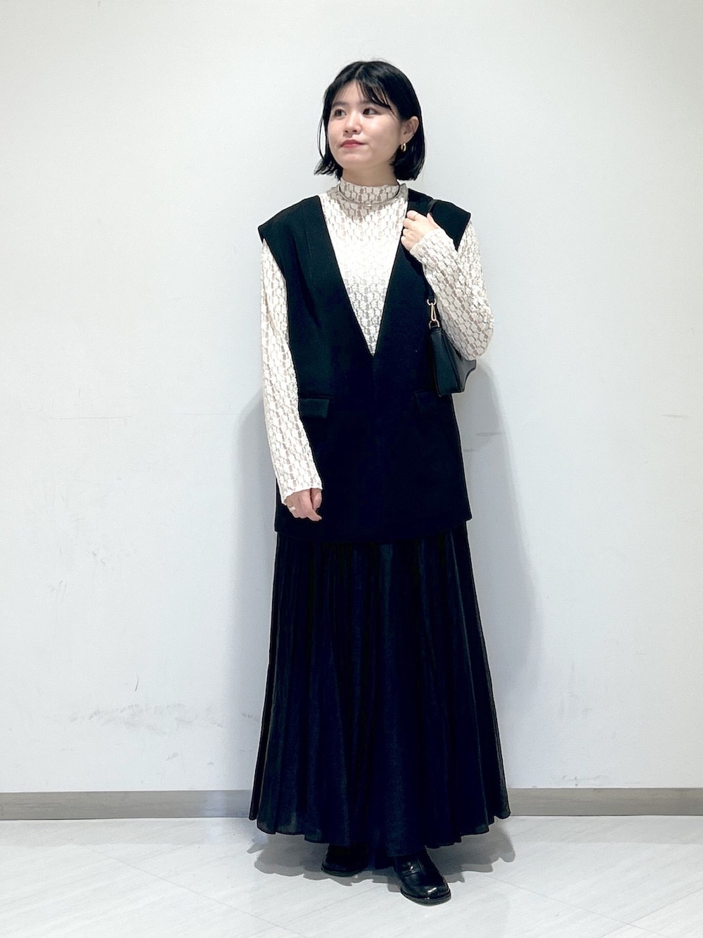 「apartby、apartbylowrys、モノトーン、デート/ロマンティック、おでかけコーデ、春コーデ、キレイめ」｜「A part byのカーブネックカフ（ネックレス、シルバー系）」を使った、めいさん（レディース・159cm）の冬コーディネートの4枚目の写真