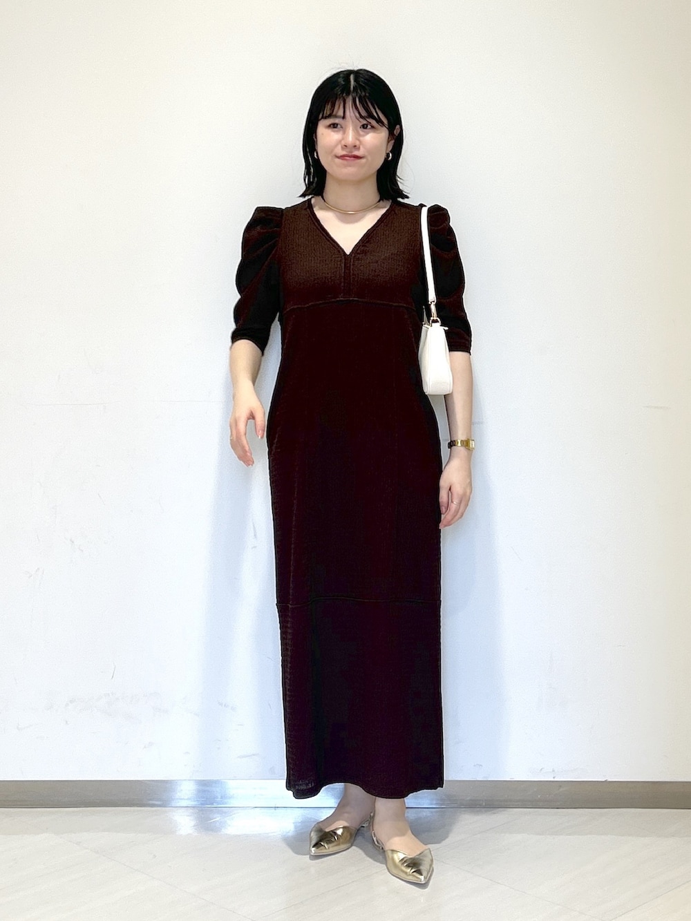 「apartby、e/rm、ワンピース、ブラウン、楽チンコーデ、キレイめ、デート、結婚式、結婚式二次会スタイル」｜「e/rmの【e/rm】テクスチャーパフVネックドレス_5分袖（ワンピース、ブラウン系）」を使った、めいさん（レディース・159cm）の夏コーディネートの5枚目の写真