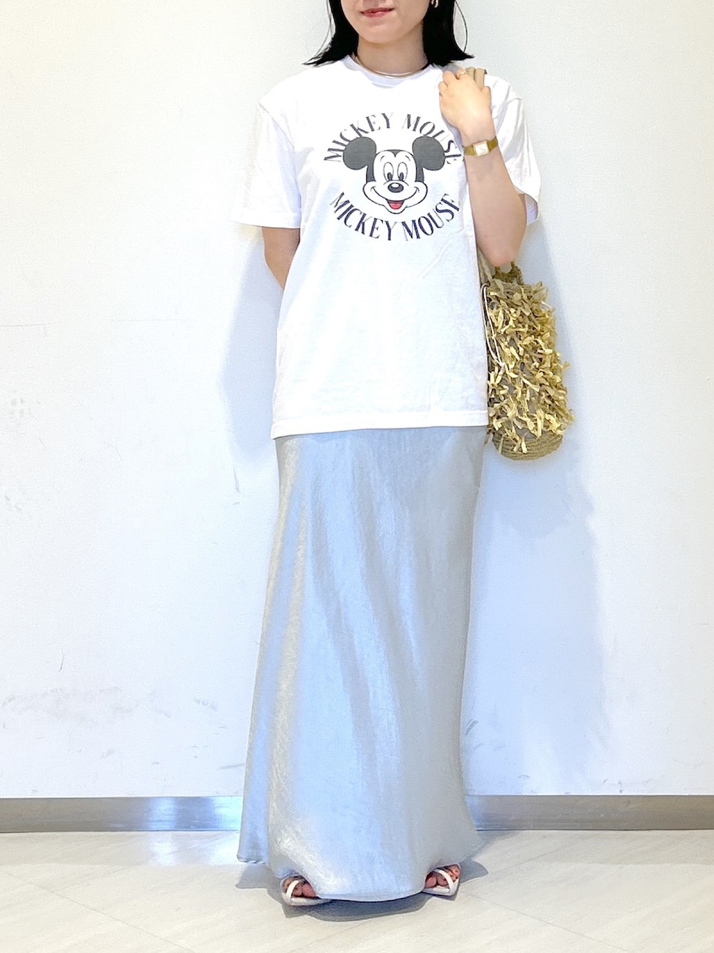「apartby、夏コーデ、きれいめカジュアル、オトナカジュアル、Tシャツ、ミッキーT、ナロースカート、女子会」｜「A part byのペーパーフリンジバッグ（トートバッグ、ベージュ系）」を使った、めいさん（レディース・159cm）の夏コーディネートの2枚目の写真