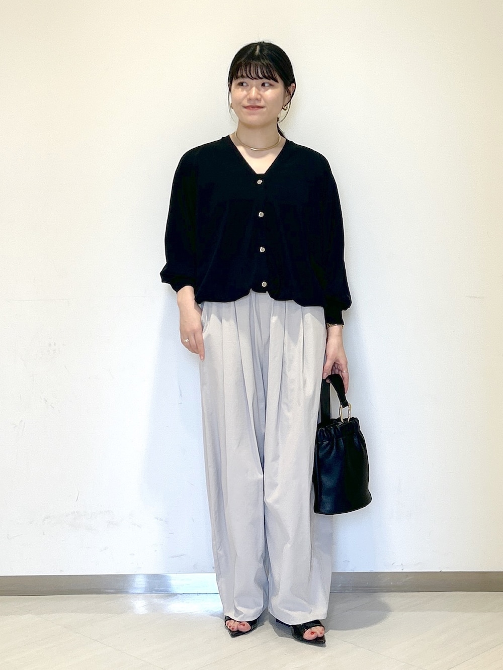 ブラック系のカーディガン/ボレロ、グレー系のその他パンツ、ブラック系のショルダーバッグを着用したレディースの夏コーディネートの5枚目の写真