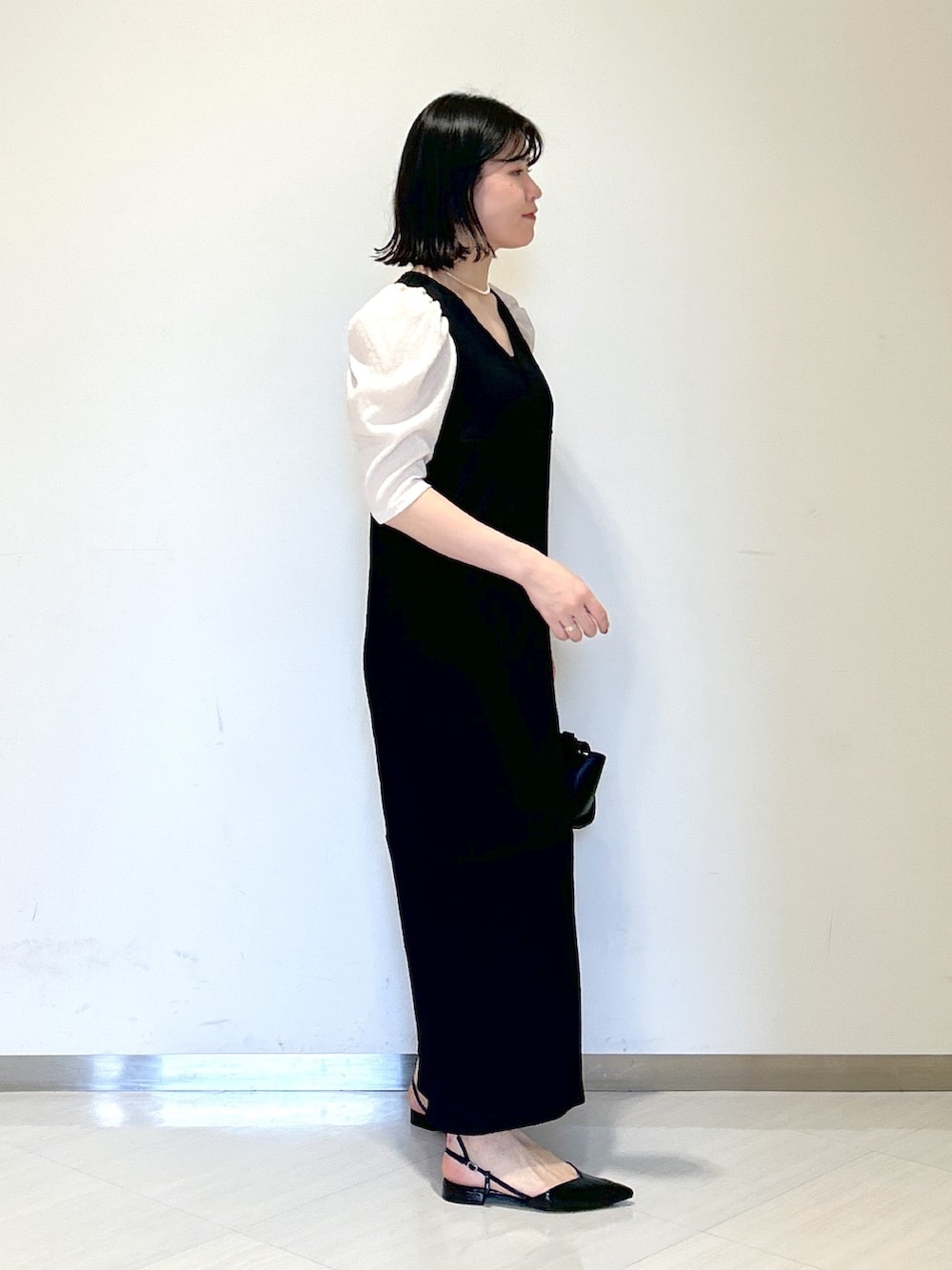 「apartby、e/rm、春コーデ、デートコーデ、キレイめ、きれいめカジュアル、モノトーン、バイカラーワンピース、ワンピース、Vネック」｜「A part byのカナグツキベルトショルダーバッグ（ショルダーバッグ、ブラック系）」を使った、めいさん（レディース・159cm）の春コーディネートの4枚目の写真