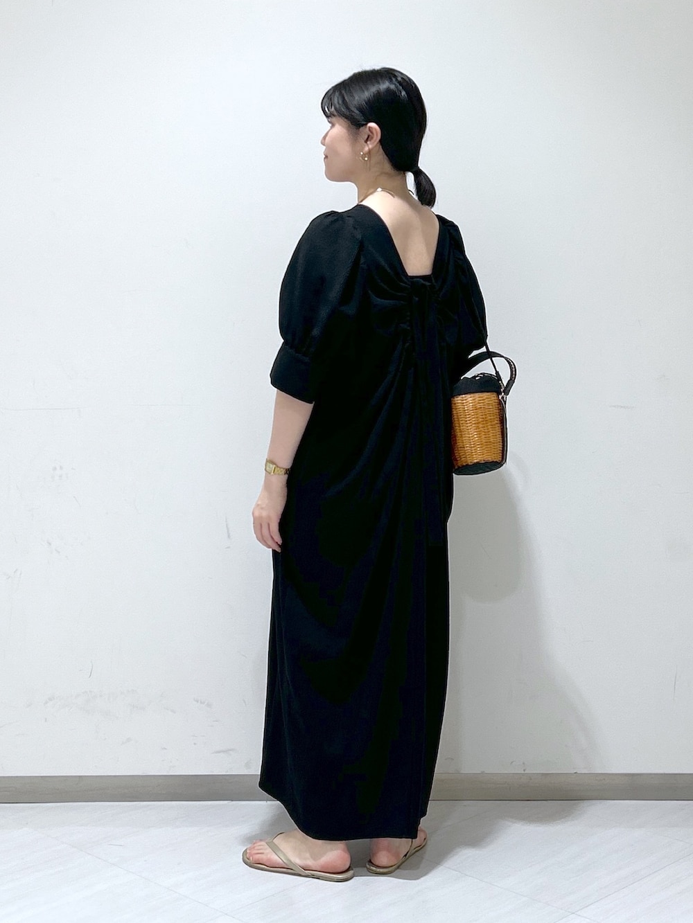 「apartby、COTTO、夏コーデ、ワンピース、バックシャン」｜「COTTOの【セレクト】COTTO＿ラタンショルダーバッグ（ショルダーバッグ、ブラック系）」を使った、めいさん（レディース・159cm）の夏コーディネートの3枚目の写真