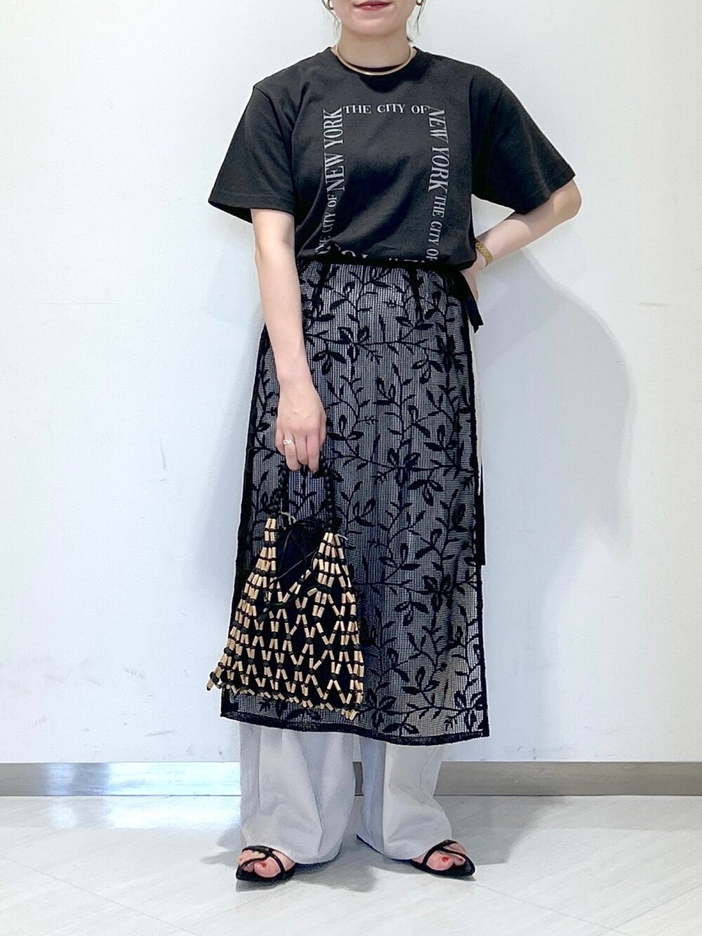 「apartby、夏コーデ、モノトーン、Tシャツ、イージーパンツ、レイヤードスタイル、レース、ラップスカート、カジュアル、女子会」｜「A part byのカーブネックカフ（ネックレス、ゴールド系）」を使った、めいさん（レディース・159cm）の夏コーディネートの2枚目の写真