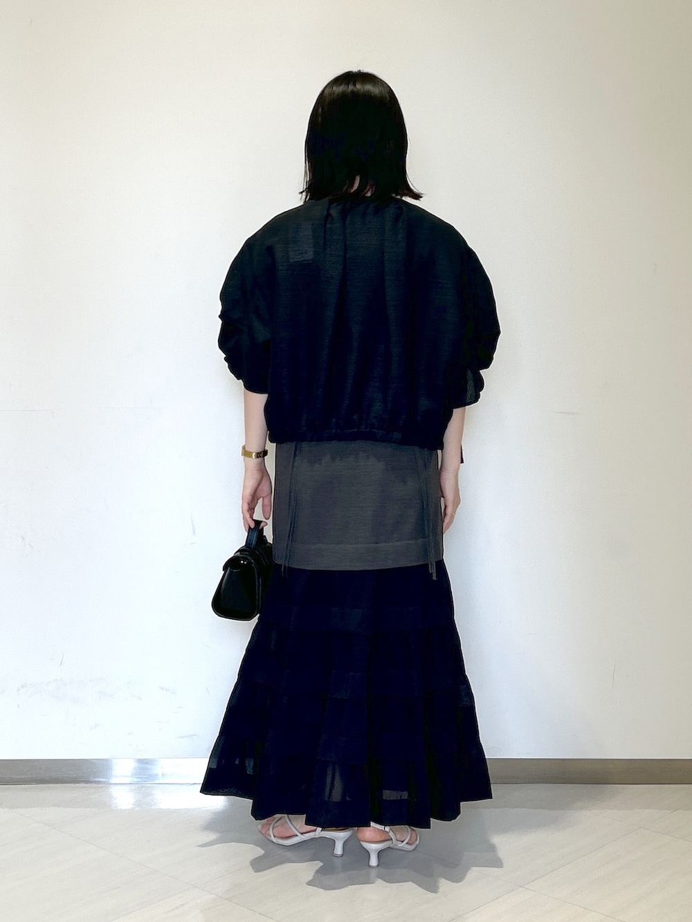 「apartby、春コーデ、ブルゾン、キャミワンピ、オールブラック、フェミニン、休日スタイル、女子会」｜「A part byのカナグツキベルトショルダーバッグ（ショルダーバッグ、ブラック系）」を使った、めいさん（レディース・159cm）の夏コーディネートの3枚目の写真