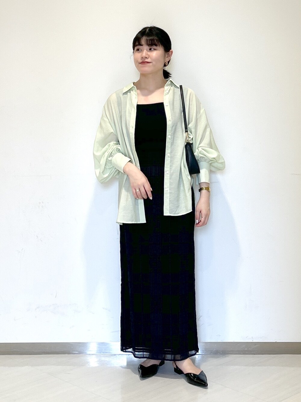 ブラック系のショルダーバッグ、ブラック系のタンクトップ、グリーン系のシャツ/ブラウスを着用したレディースの夏コーディネートの5枚目の写真