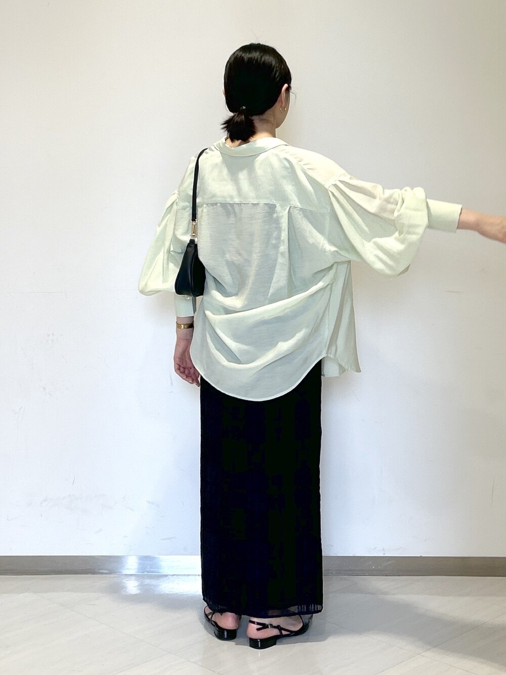 ブラック系のショルダーバッグ、ブラック系のタンクトップ、グリーン系のシャツ/ブラウスを着用したレディースの夏コーディネートの4枚目の写真