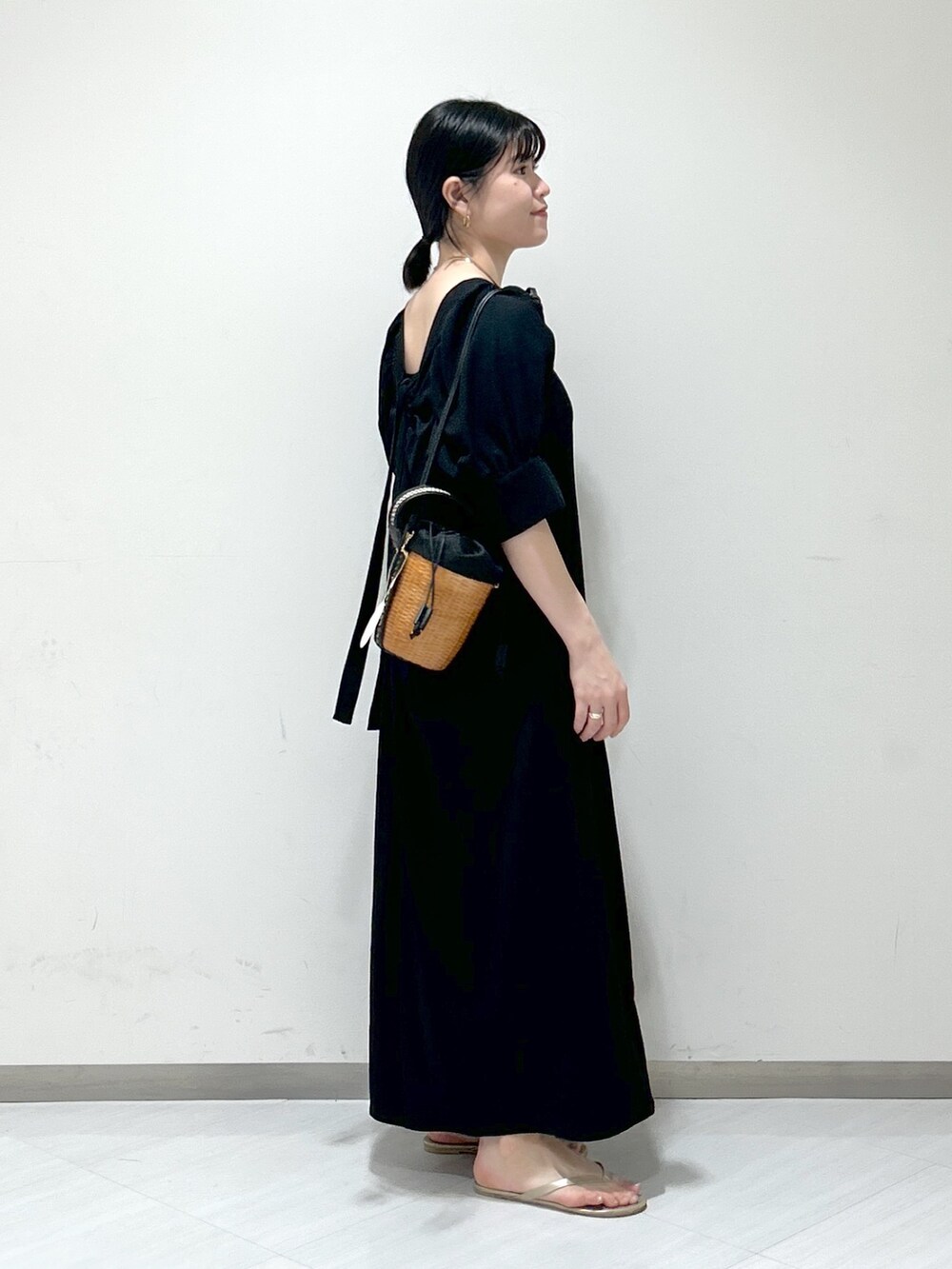 「apartby、COTTO、夏コーデ、ワンピース、バックシャン」｜「COTTOの【セレクト】COTTO＿ラタンショルダーバッグ（ショルダーバッグ、ブラック系）」を使った、めいさん（レディース・159cm）の夏コーディネートの5枚目の写真