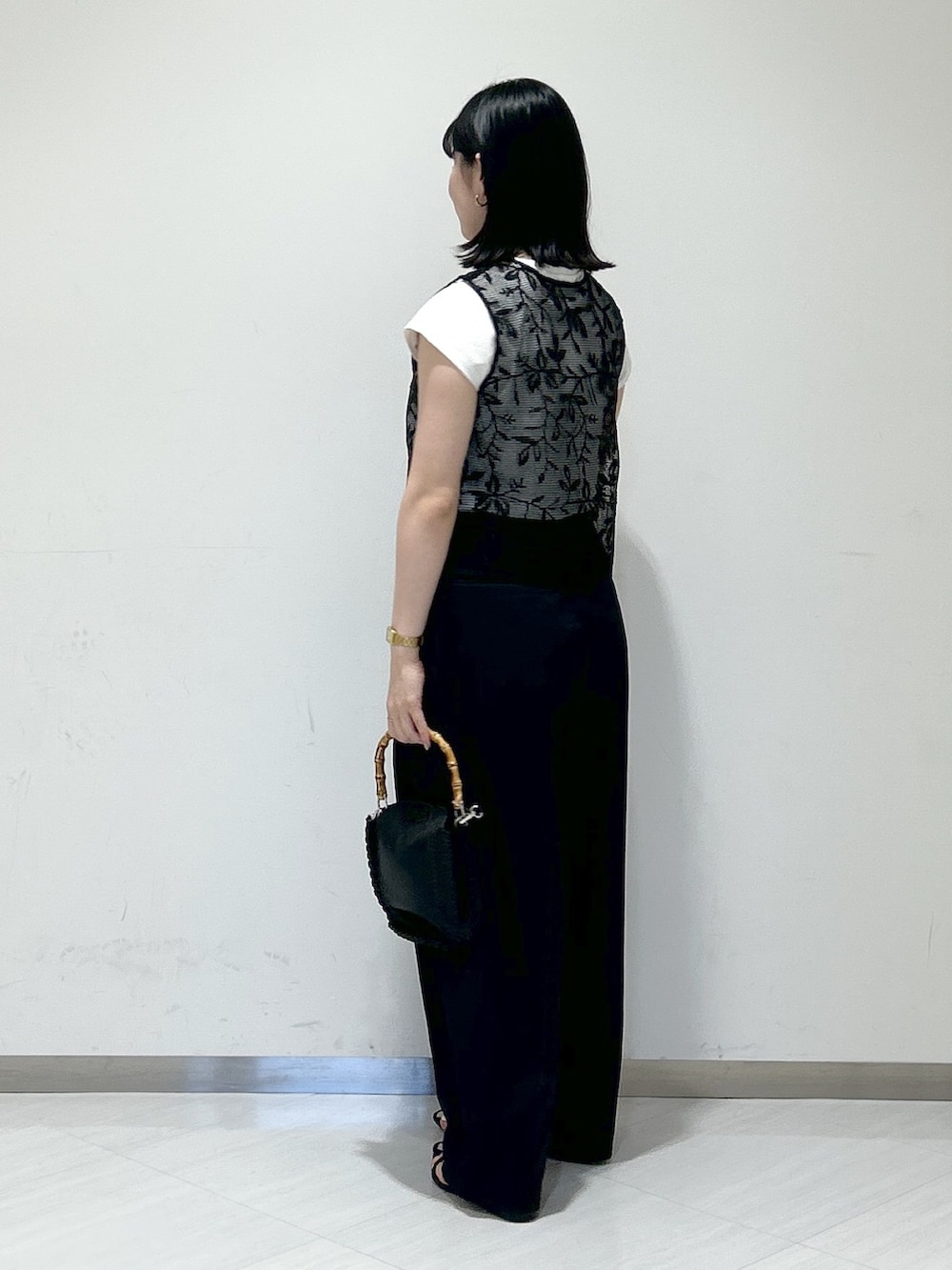 「apartby、モノトーン、オトナカジュアル、レース」｜「A part byのメッシュレース2WAYノースリーブ（シャツ/ブラウス、ブラック系）」を使った、めいさん（レディース・159cm）の夏コーディネートの2枚目の写真