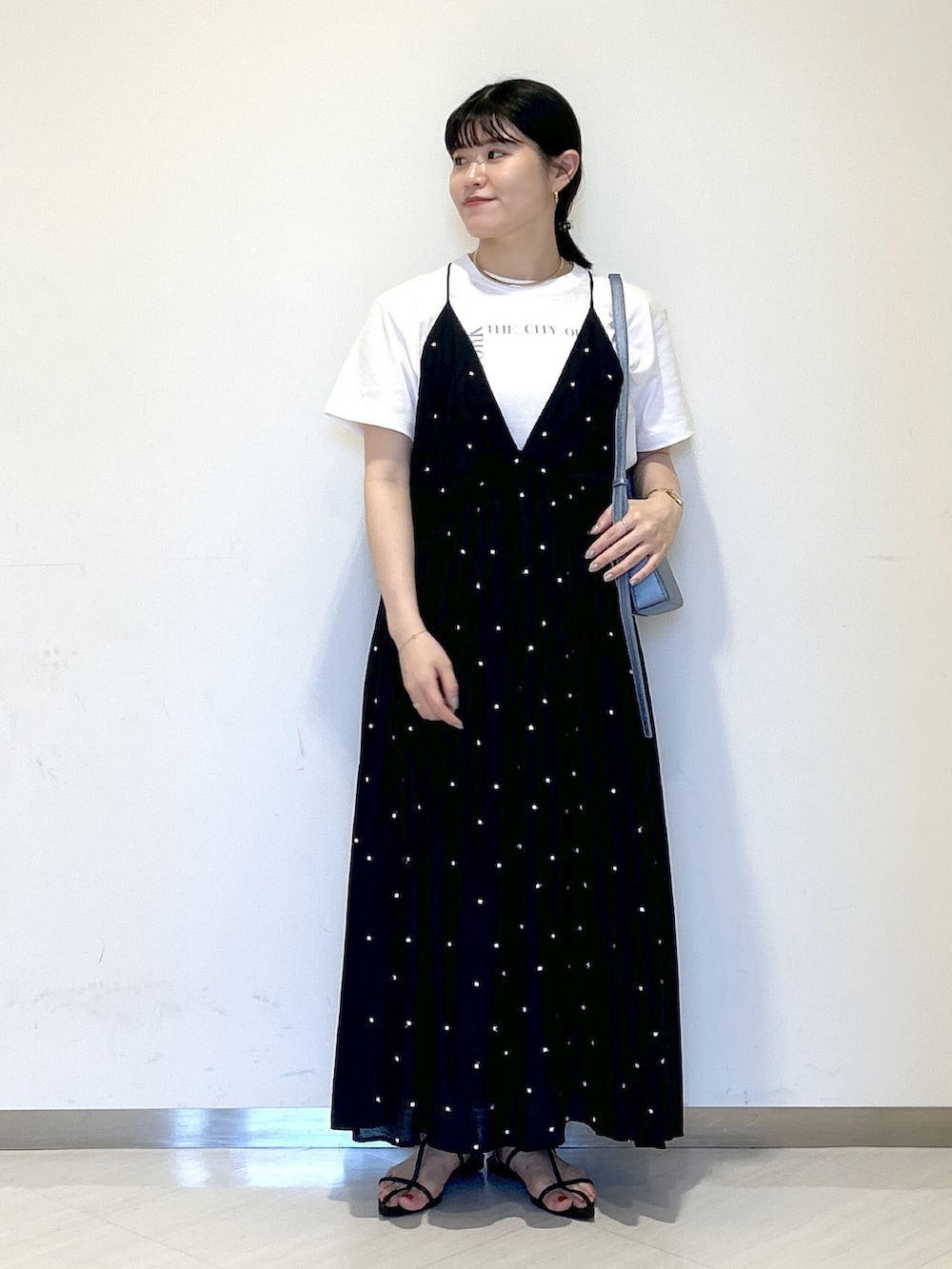 「apartby、キャミワンピ、オトナカジュアル、カジュアルガーリー、デート」｜「A part byのカーブネックカフ（ネックレス、ゴールド系）」を使った、めいさん（レディース・159cm）の夏コーディネートの5枚目の写真