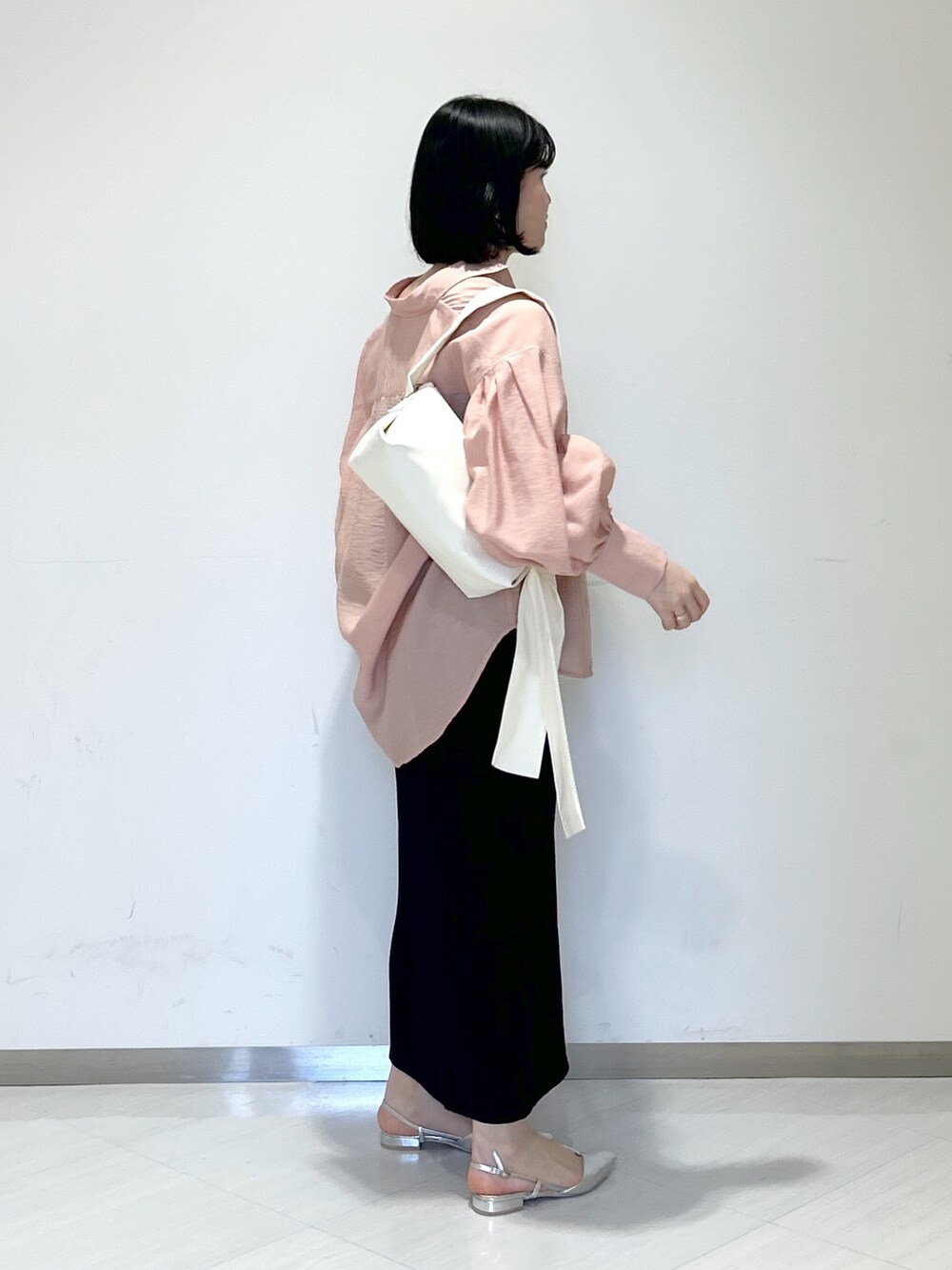 「apartby、apartbylowrys、春コーデ、ピンクシャツ、キャミワンピ、休日スタイル、きれいめカジュアル」｜「A part byのカーブネックカフ（ネックレス、シルバー系）」を使った、めいさん（レディース・159cm）の春コーディネートの4枚目の写真