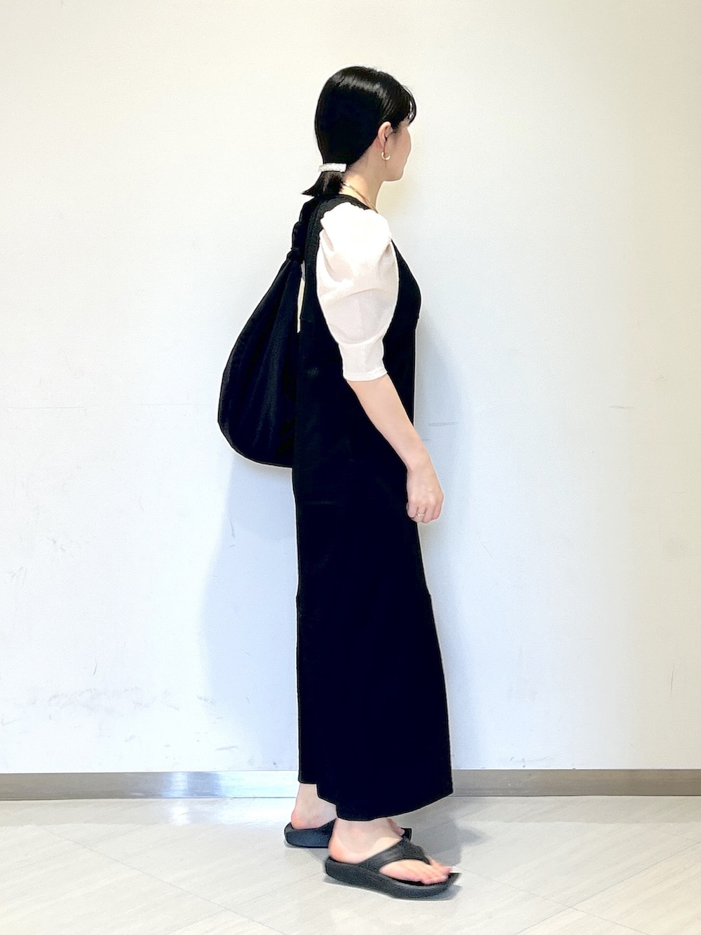 「apartby、e/rm、夏コーデ、ワンピース、きれいめカジュアル、楽チンコーデ、旅行」｜「A part byの2WAYアセテートニットタンク（タンクトップ、ブラック系）」を使った、めいさん（レディース・159cm）の春コーディネートの4枚目の写真