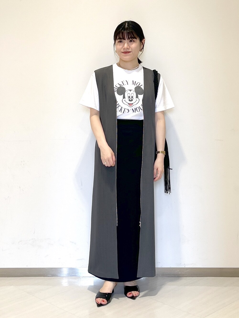 ブラック系のサンダル、ブラック系のスカート、ブラック系のショルダーバッグを着用したレディースの夏コーディネートの6枚目の写真