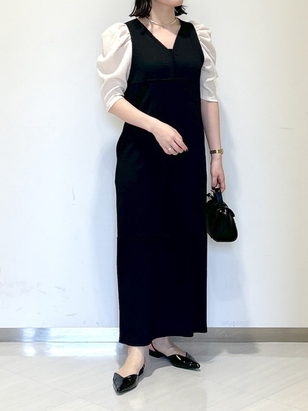 「apartby、e/rm、春コーデ、デートコーデ、キレイめ、きれいめカジュアル、モノトーン、バイカラーワンピース、ワンピース、Vネック」｜「A part byのカナグツキベルトショルダーバッグ（ショルダーバッグ、ブラック系）」を使った、めいさん（レディース・159cm）の春コーディネートの5枚目の写真