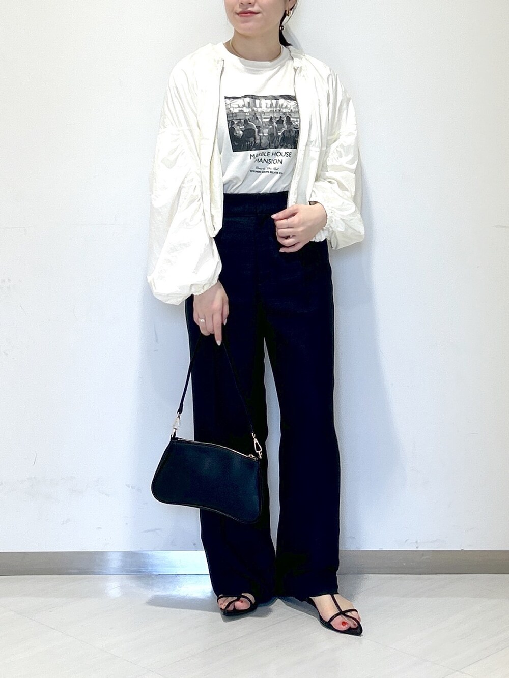 ホワイト系のTシャツ/カットソー、ホワイト系のブルゾン、ブラック系のその他パンツを着用したレディースの春コーディネートの2枚目の写真