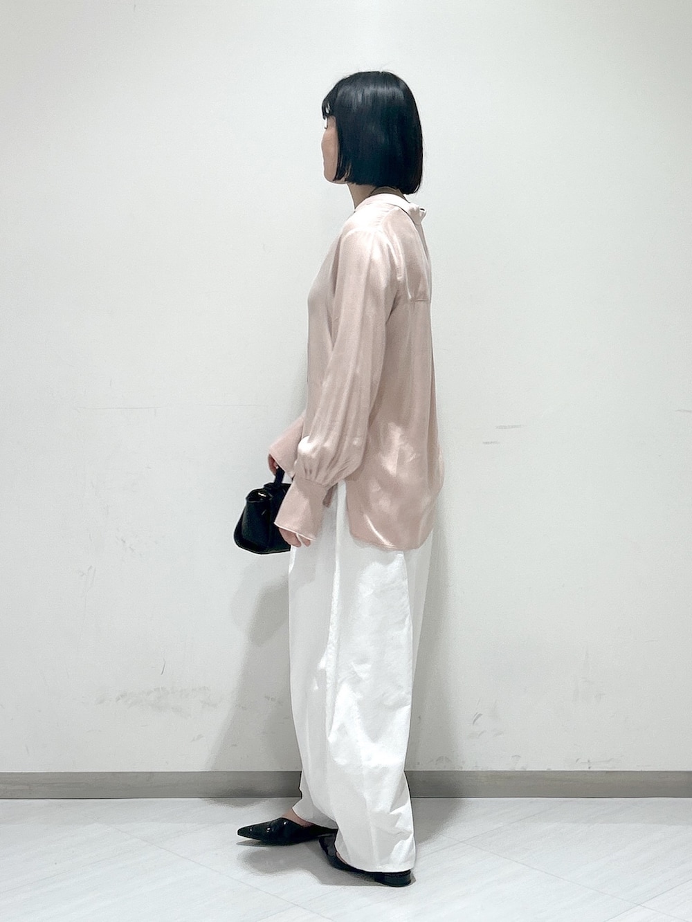 「apartby、apartbylowrys、春コーデ、ピンクシャツ、きれいめカジュアル、休日スタイル」｜「A part byのカーブネックカフ（ネックレス、シルバー系）」を使った、めいさん（レディース・159cm）の冬コーディネートの2枚目の写真