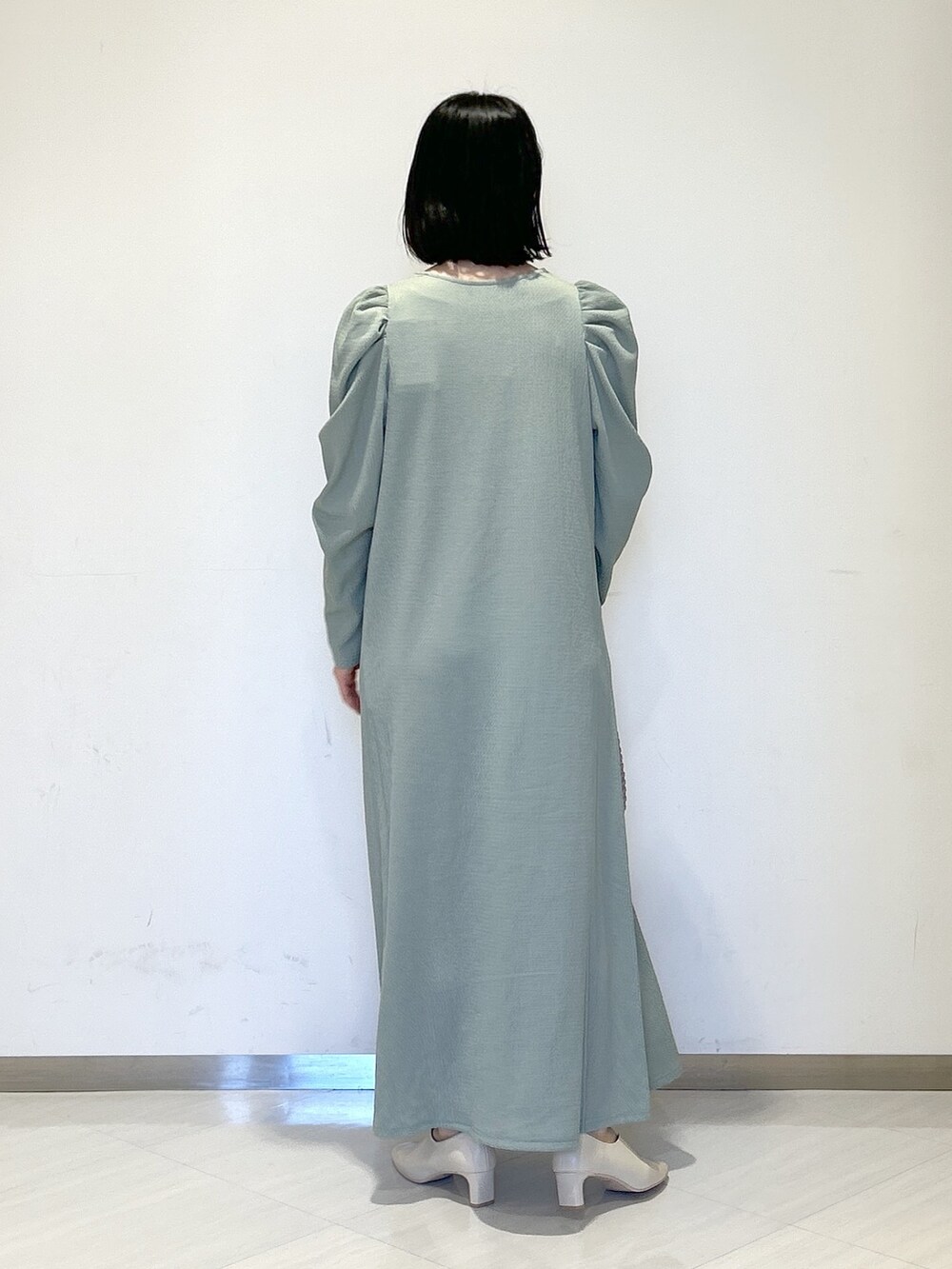 「apartby、apartbylowrys、結婚式、結婚式二次会スタイル、結婚式 ワンピース、ワンピース、春コーデ」｜「e/rmの【e/rm】ボリュームスリーブドレス（シャツワンピース、グリーン系）」を使った、めいさん（レディース・159cm）の春コーディネートの3枚目の写真