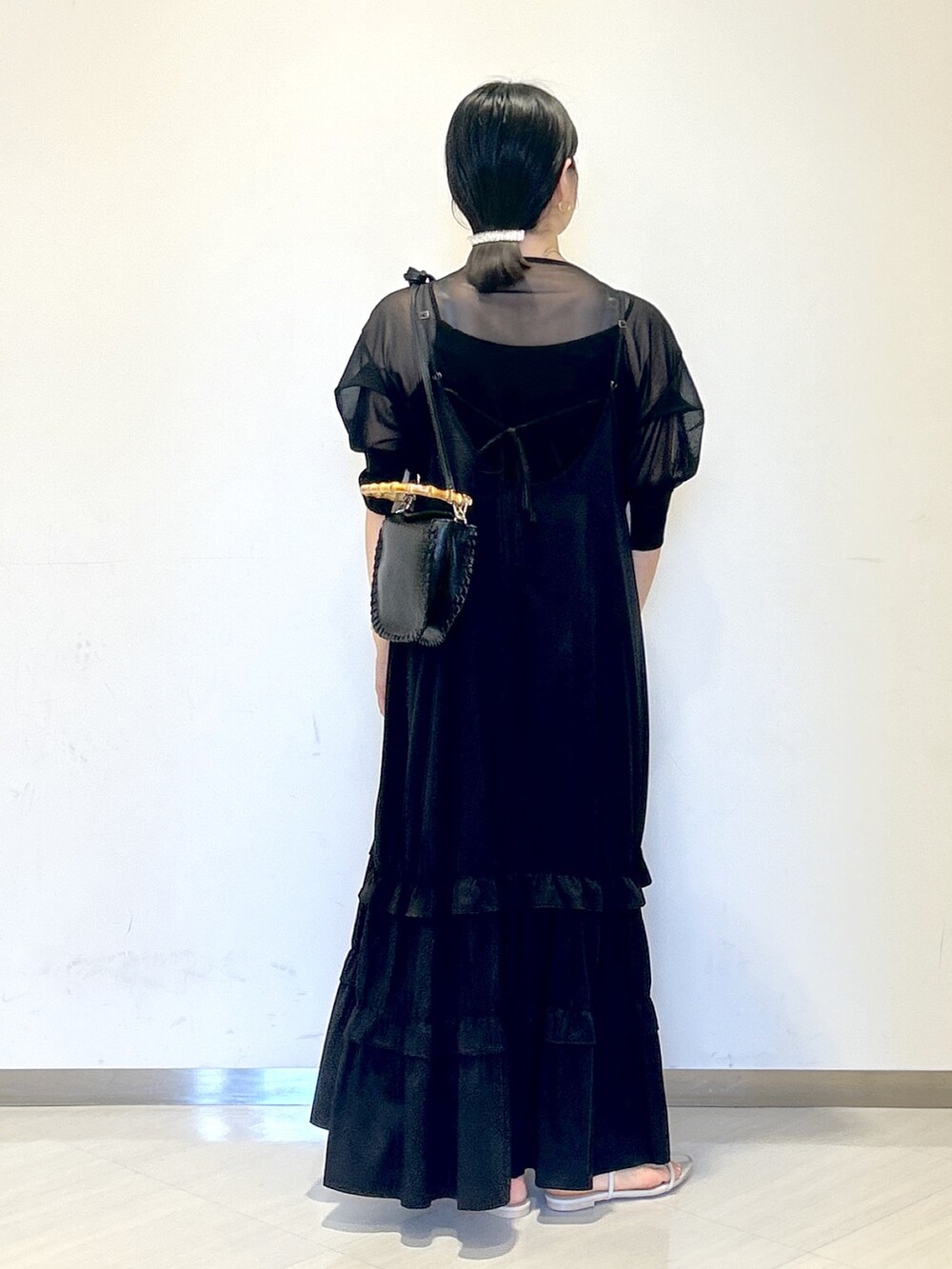 ブラック系のTシャツ/カットソー、ブラック系のワンピース、ブラック系のショルダーバッグを着用したレディースの夏コーディネートの4枚目の写真