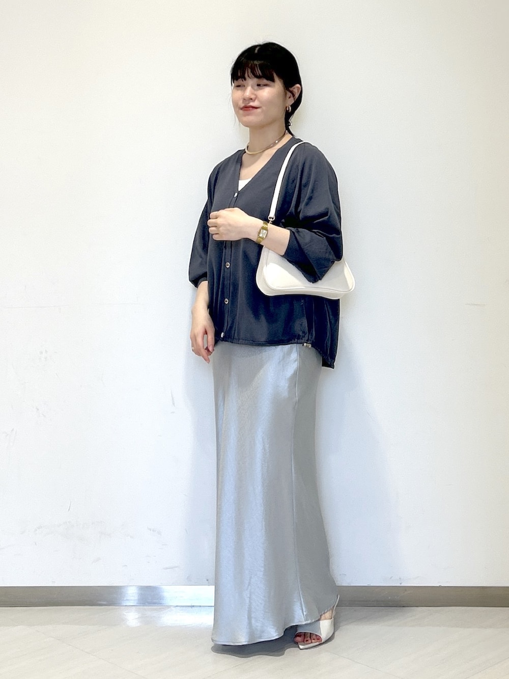 「apartby、夏コーデ、カーディガン、きれいめカジュアル、ナロースカート、休日スタイル」｜「A part byのカーブネックカフ（ネックレス、ゴールド系）」を使った、めいさん（レディース・159cm）の夏コーディネートの4枚目の写真