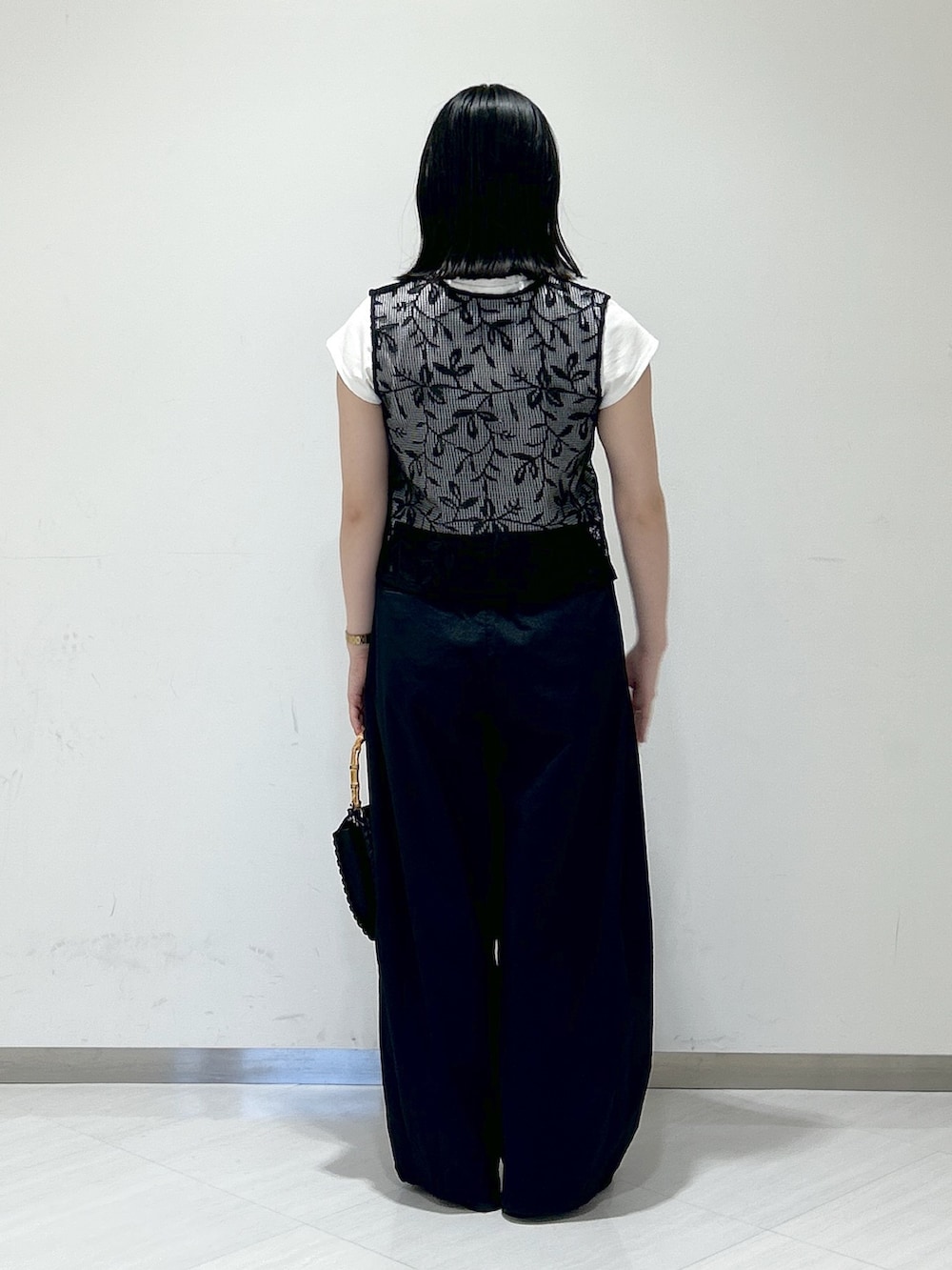 「apartby、モノトーン、オトナカジュアル、レース」｜「A part byのメッシュレース2WAYノースリーブ（シャツ/ブラウス、ブラック系）」を使った、めいさん（レディース・159cm）の夏コーディネートの3枚目の写真