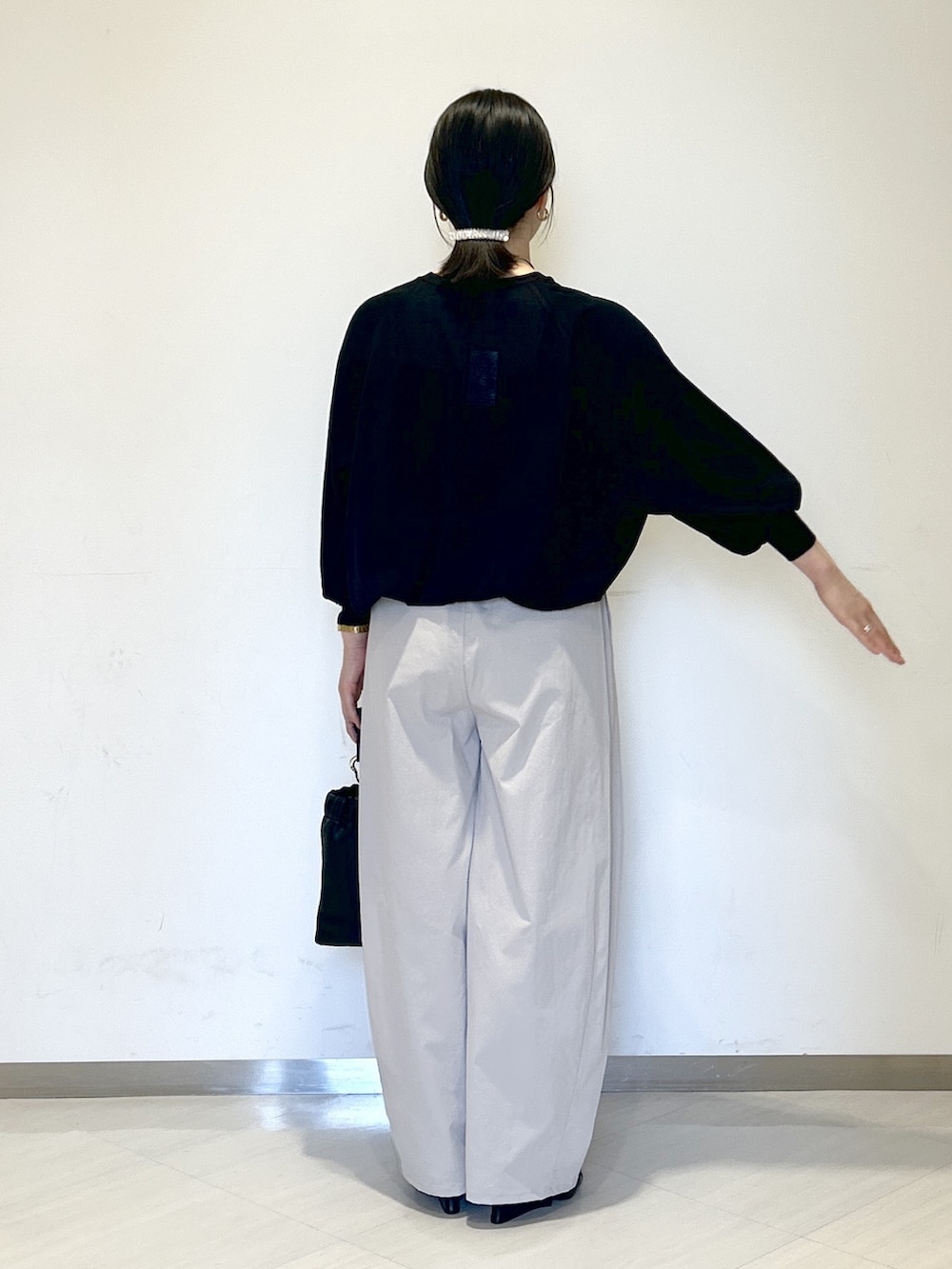 ブラック系のカーディガン/ボレロ、グレー系のその他パンツ、ブラック系のショルダーバッグを着用したレディースの夏コーディネートの3枚目の写真