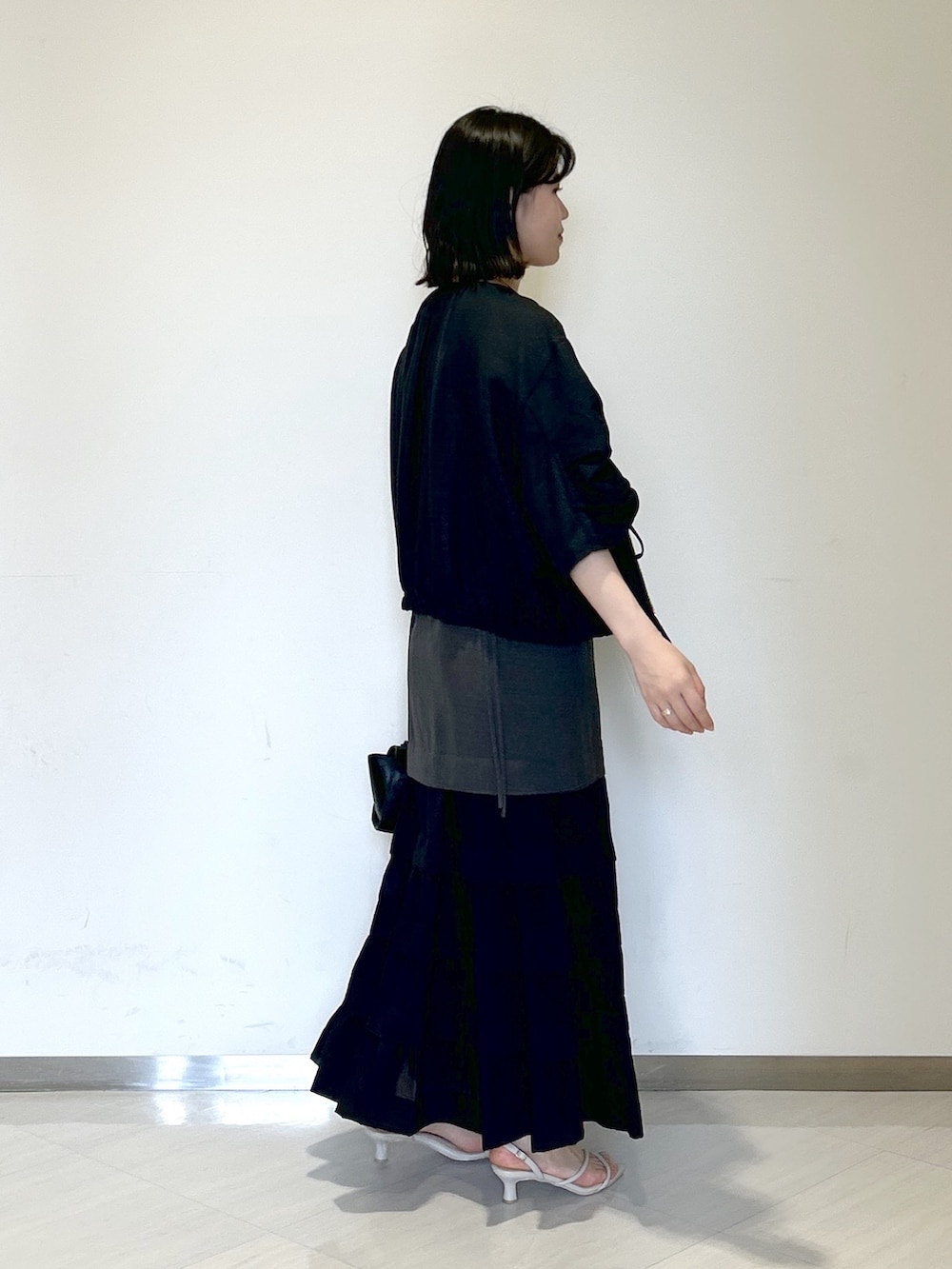 「apartby、春コーデ、ブルゾン、キャミワンピ、オールブラック、フェミニン、休日スタイル、女子会」｜「A part byのカナグツキベルトショルダーバッグ（ショルダーバッグ、ブラック系）」を使った、めいさん（レディース・159cm）の夏コーディネートの5枚目の写真