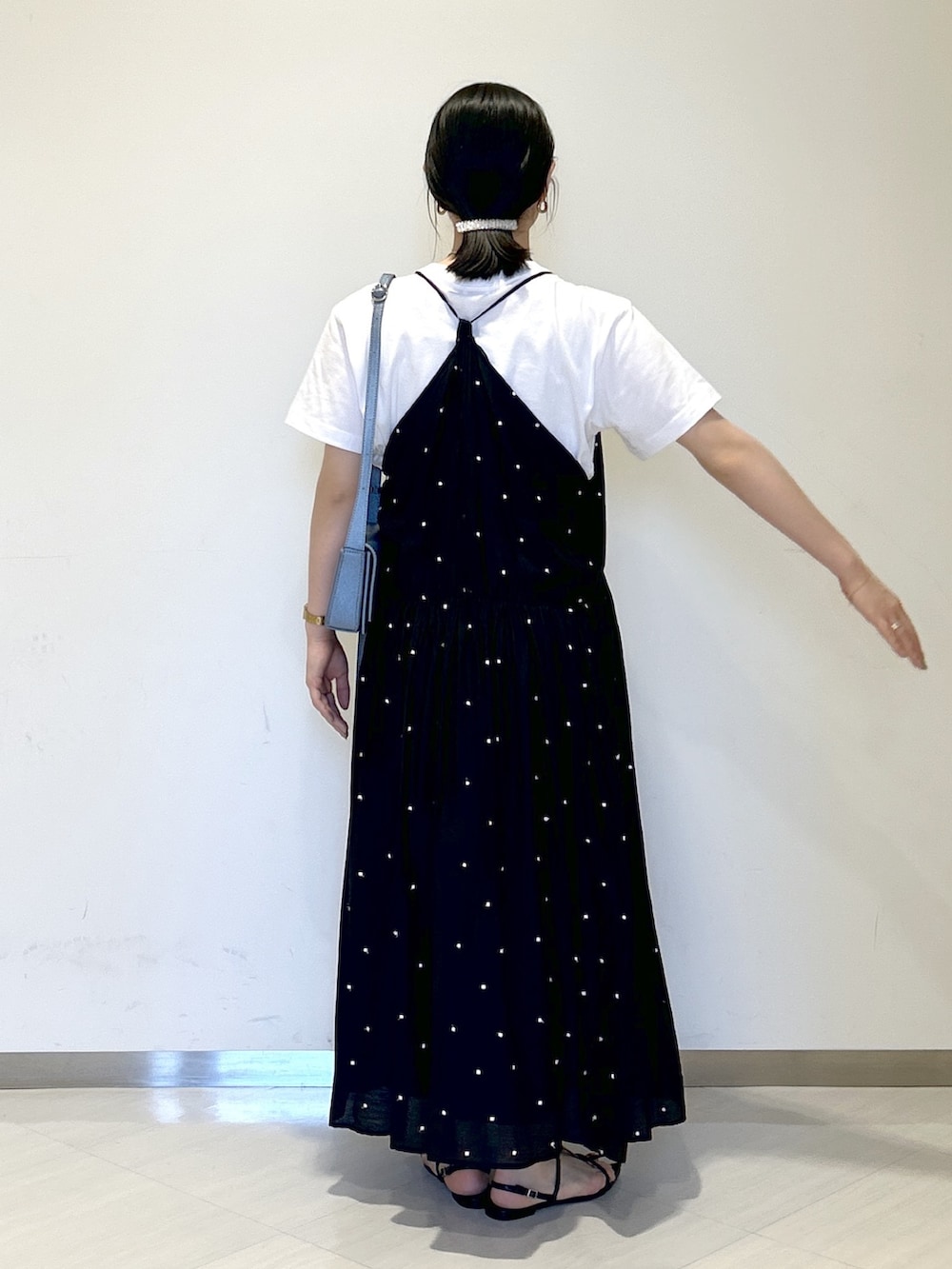 「apartby、キャミワンピ、オトナカジュアル、カジュアルガーリー、デート」｜「A part byのカーブネックカフ（ネックレス、ゴールド系）」を使った、めいさん（レディース・159cm）の夏コーディネートの3枚目の写真