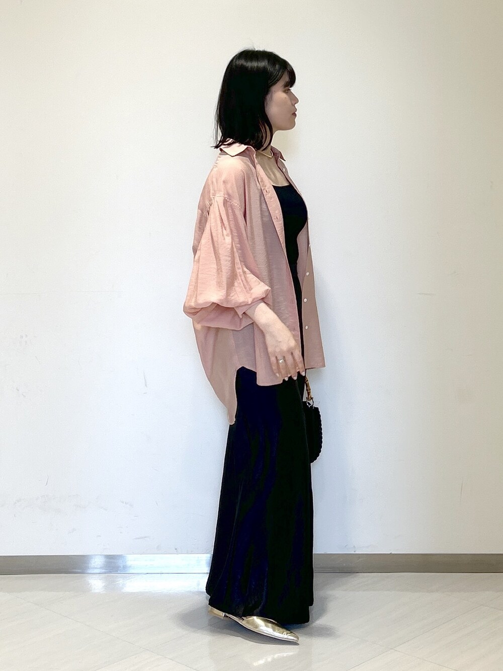 ピンク系のシャツ/ブラウス、ブラック系のタンクトップ、ブラック系のスカートを着用したレディースの夏コーディネートの5枚目の写真