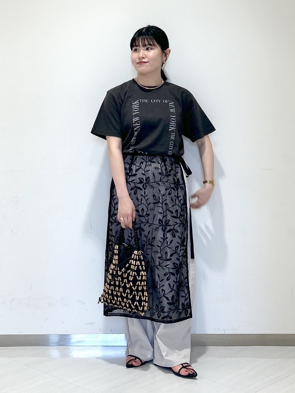 「apartby、夏コーデ、モノトーン、Tシャツ、イージーパンツ、レイヤードスタイル、レース、ラップスカート、カジュアル、女子会」｜「A part byのカーブネックカフ（ネックレス、ゴールド系）」を使った、めいさん（レディース・159cm）の夏コーディネートの6枚目の写真