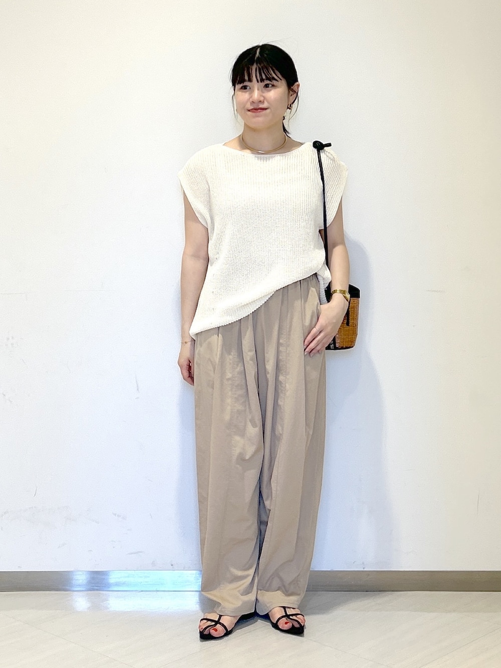 ホワイト系のニット/セーター、ブラック系のショルダーバッグ、イエロー系のその他パンツを着用したレディースの夏コーディネートの7枚目の写真