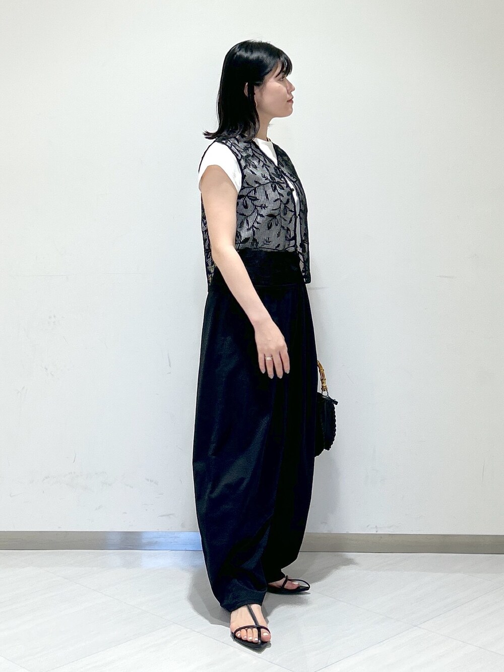 「apartby、モノトーン、オトナカジュアル、レース」｜「A part byのメッシュレース2WAYノースリーブ（シャツ/ブラウス、ブラック系）」を使った、めいさん（レディース・159cm）の夏コーディネートの4枚目の写真
