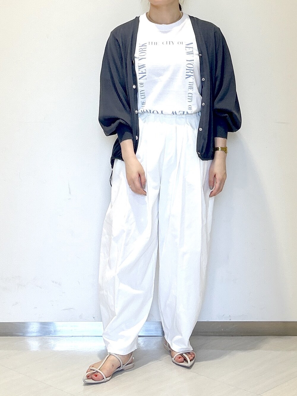 グレー系のカーディガン/ボレロ、ホワイト系のTシャツ/カットソー、ホワイト系のその他パンツを着用したレディースの夏コーディネートの2枚目の写真