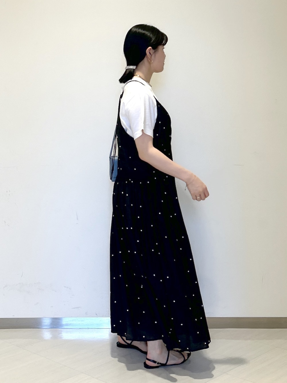「apartby、キャミワンピ、オトナカジュアル、カジュアルガーリー、デート」｜「A part byのカーブネックカフ（ネックレス、ゴールド系）」を使った、めいさん（レディース・159cm）の夏コーディネートの4枚目の写真
