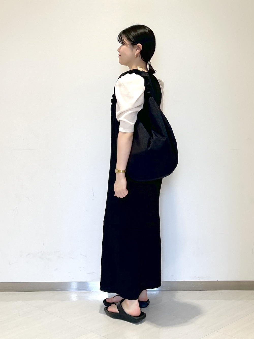 「apartby、e/rm、夏コーデ、ワンピース、きれいめカジュアル、楽チンコーデ、旅行」｜「A part byの2WAYアセテートニットタンク（タンクトップ、ブラック系）」を使った、めいさん（レディース・159cm）の春コーディネートの2枚目の写真