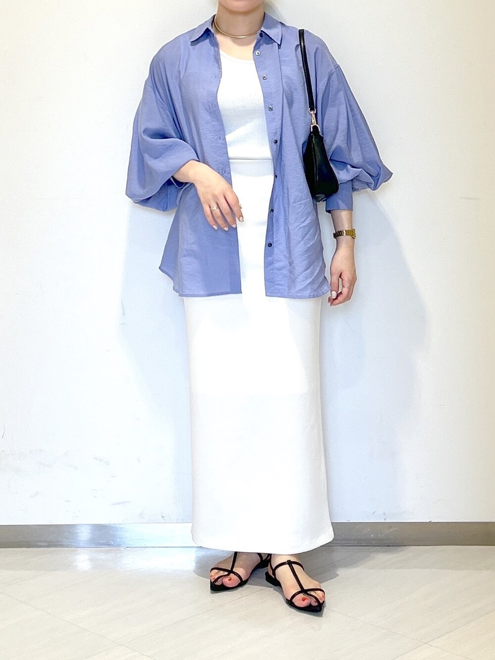 ブラック系のショルダーバッグ、ホワイト系のタンクトップ、ブルー系のシャツ/ブラウスを着用したレディースの夏コーディネートの2枚目の写真