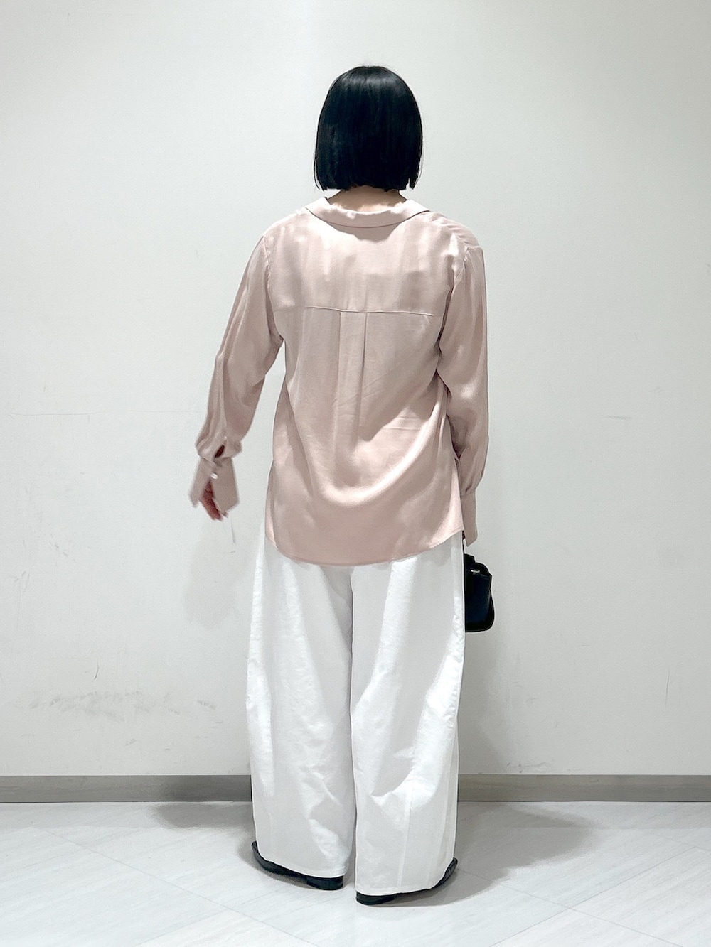「apartby、apartbylowrys、春コーデ、ピンクシャツ、きれいめカジュアル、休日スタイル」｜「A part byのカーブネックカフ（ネックレス、シルバー系）」を使った、めいさん（レディース・159cm）の冬コーディネートの3枚目の写真