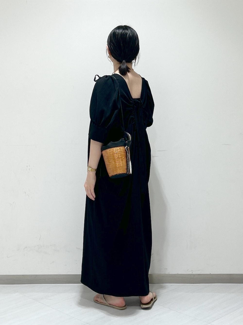 「apartby、COTTO、夏コーデ、ワンピース、バックシャン」｜「COTTOの【セレクト】COTTO＿ラタンショルダーバッグ（ショルダーバッグ、ブラック系）」を使った、めいさん（レディース・159cm）の夏コーディネートの4枚目の写真