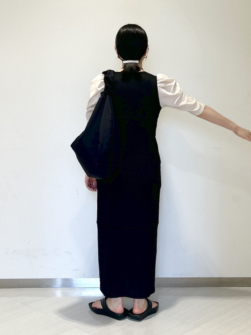 「apartby、e/rm、夏コーデ、ワンピース、きれいめカジュアル、楽チンコーデ、旅行」｜「A part byの2WAYアセテートニットタンク（タンクトップ、ブラック系）」を使った、めいさん（レディース・159cm）の春コーディネートの3枚目の写真