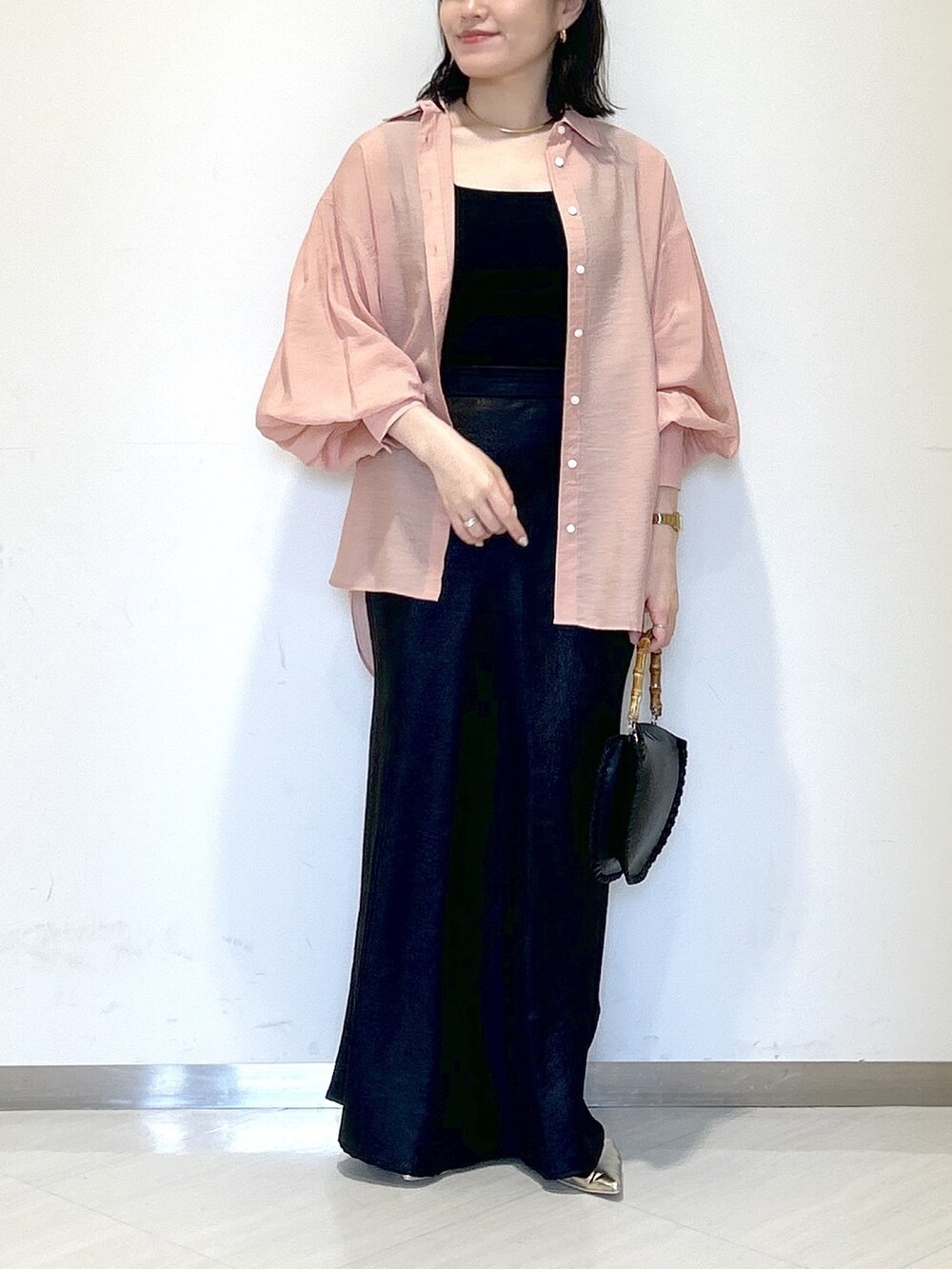 ピンク系のシャツ/ブラウス、ブラック系のタンクトップ、ブラック系のスカートを着用したレディースの夏コーディネートの2枚目の写真