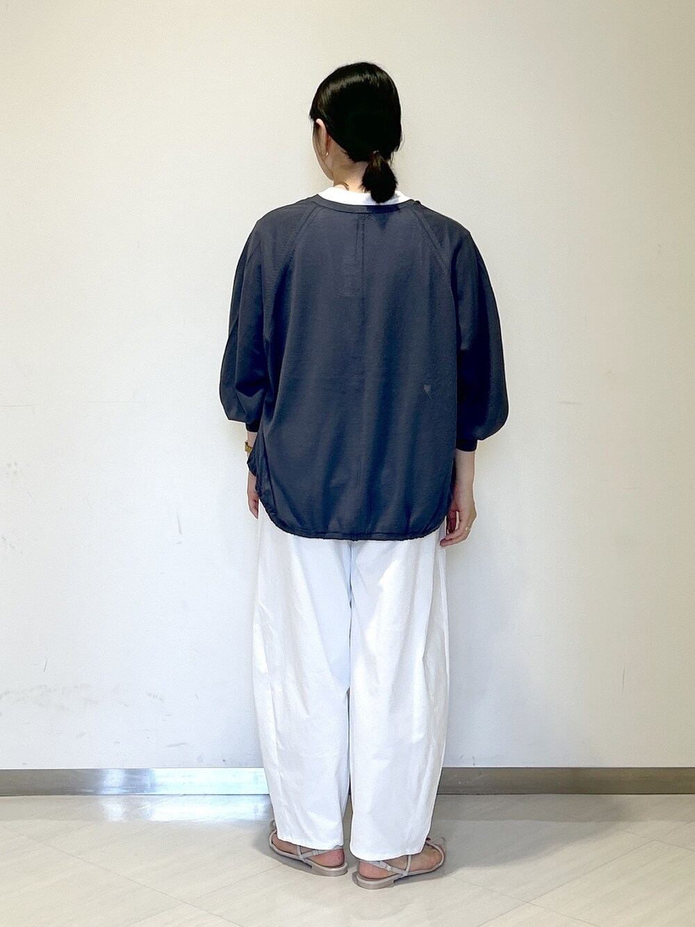 グレー系のカーディガン/ボレロ、ホワイト系のTシャツ/カットソー、ホワイト系のその他パンツを着用したレディースの夏コーディネートの4枚目の写真