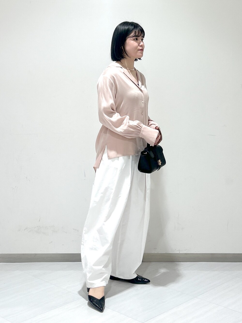 「apartby、apartbylowrys、春コーデ、ピンクシャツ、きれいめカジュアル、休日スタイル」｜「A part byのカーブネックカフ（ネックレス、シルバー系）」を使った、めいさん（レディース・159cm）の冬コーディネートの5枚目の写真