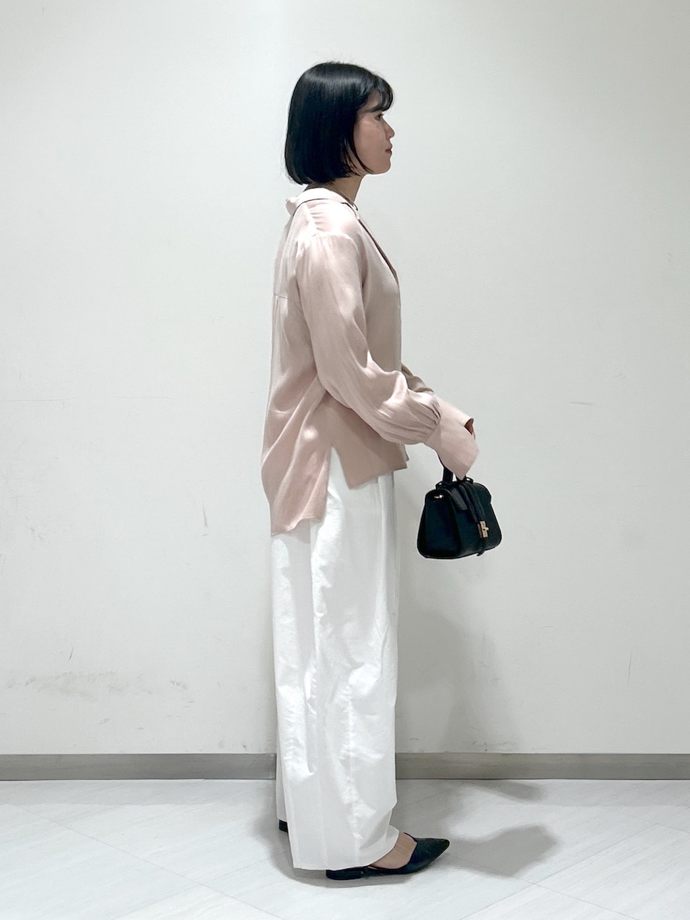 「apartby、apartbylowrys、春コーデ、ピンクシャツ、きれいめカジュアル、休日スタイル」｜「A part byのカーブネックカフ（ネックレス、シルバー系）」を使った、めいさん（レディース・159cm）の冬コーディネートの4枚目の写真