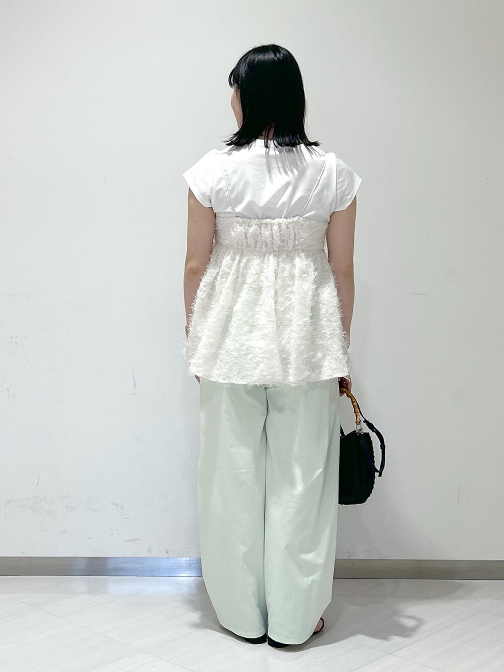 ホワイト系のTシャツ/カットソー、ホワイト系のキャミソール、グリーン系のその他パンツを着用したレディースの夏コーディネートの3枚目の写真