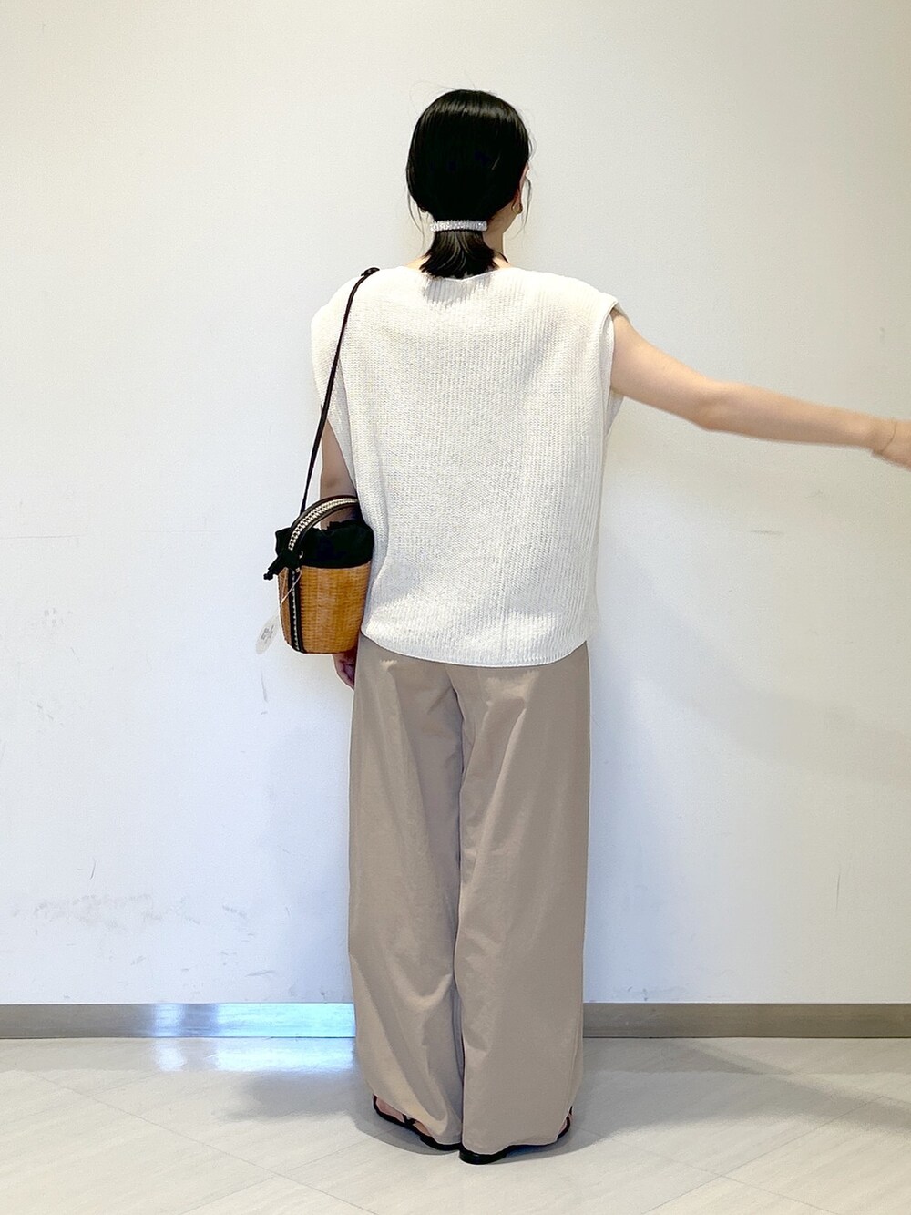 ホワイト系のニット/セーター、ブラック系のショルダーバッグ、イエロー系のその他パンツを着用したレディースの夏コーディネートの5枚目の写真